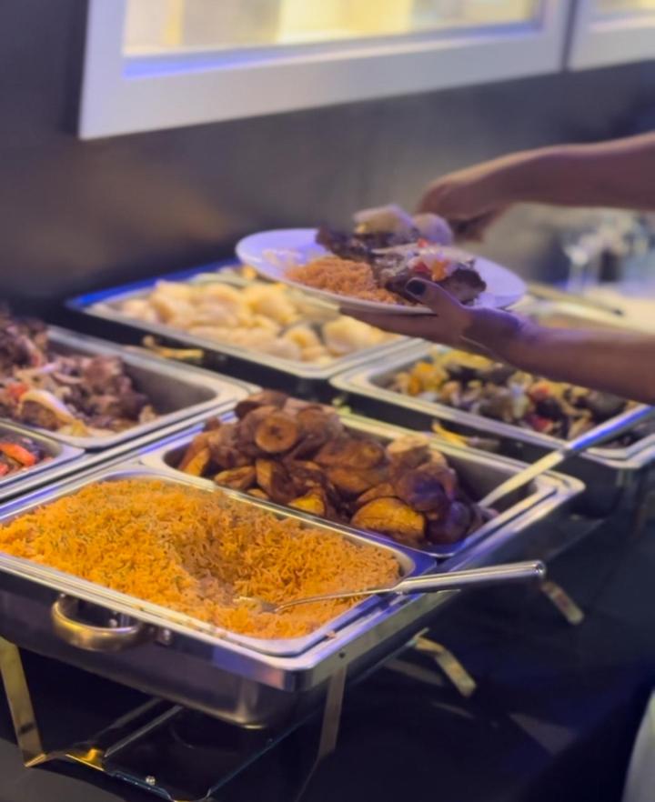 Une cuisine africaine concoctée selon les recettes traditionnelles.